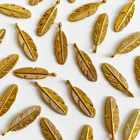 Dije Pluma Mediana • Baño de Oro • 10x31 mm