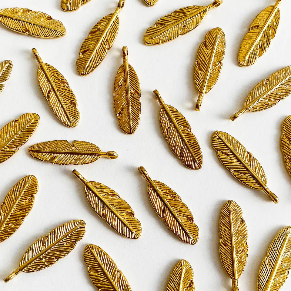 Dije Pluma Mediana • Baño de Oro • 10x31 mm 1