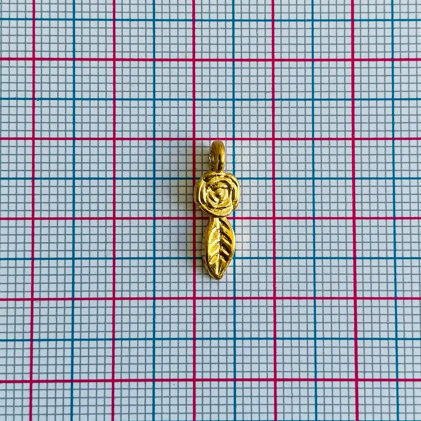 Dije Rosa con Hoja • Baño de Oro • 5x18 mm 2