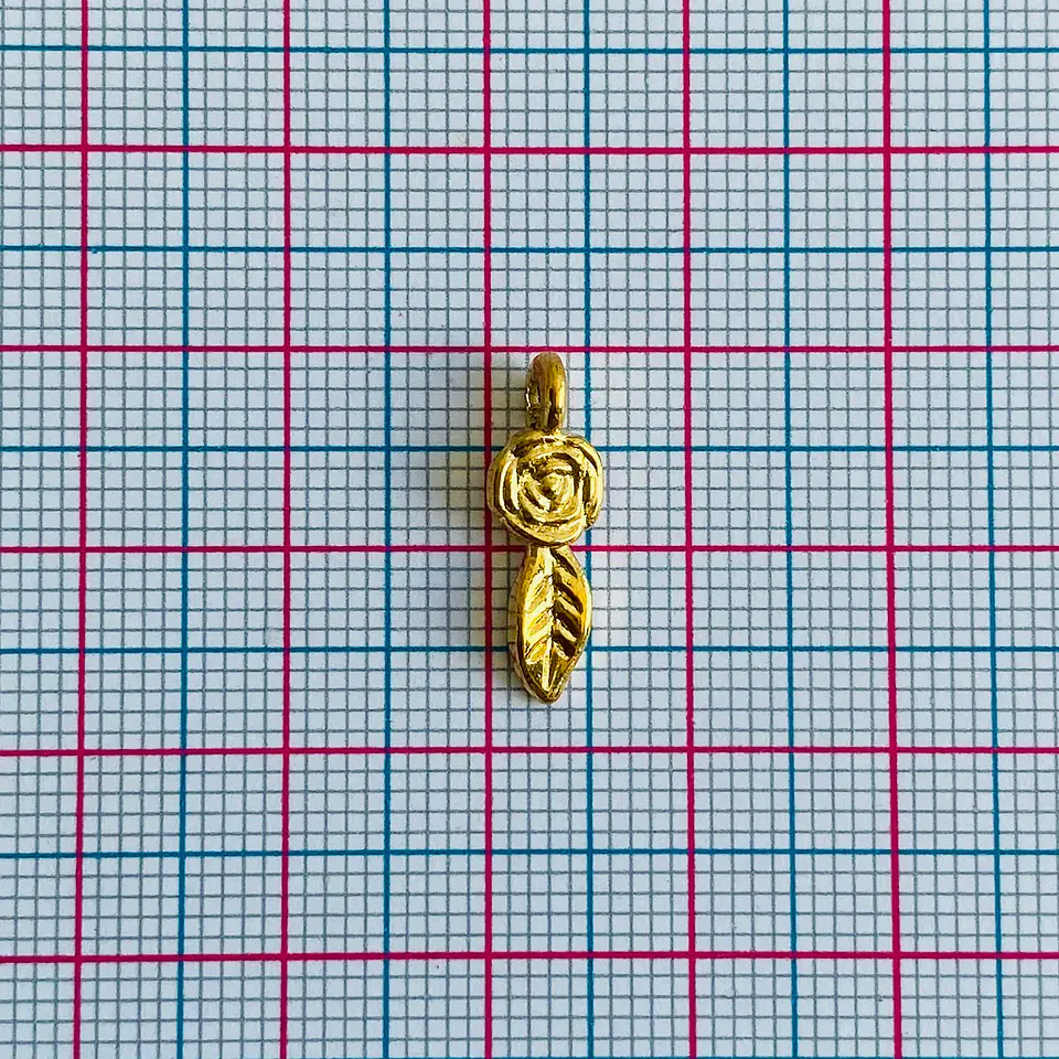 Dije Rosa con Hoja • Baño de Oro • 5x18 mm 2