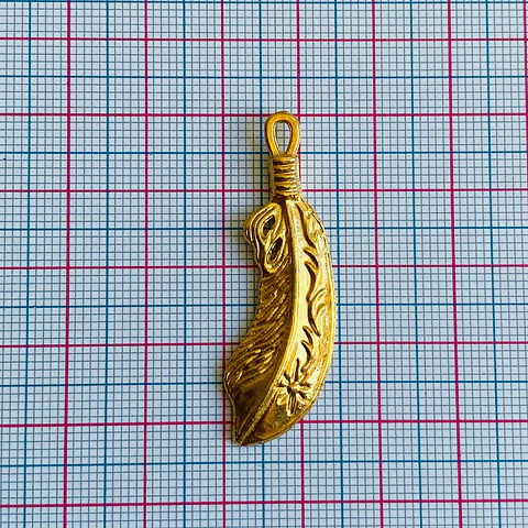 Dije Pluma Curva con Flor • Baño de Oro • 15x43 mm