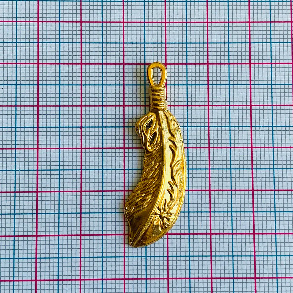 Dije Pluma Curva con Flor • Baño de Oro • 15x43 mm 2