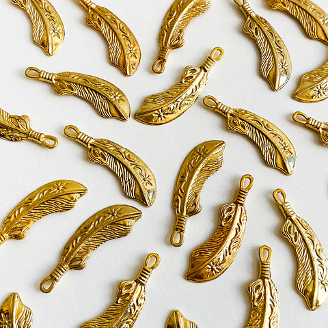 Dije Pluma Curva con Flor • Baño de Oro • 15x43 mm