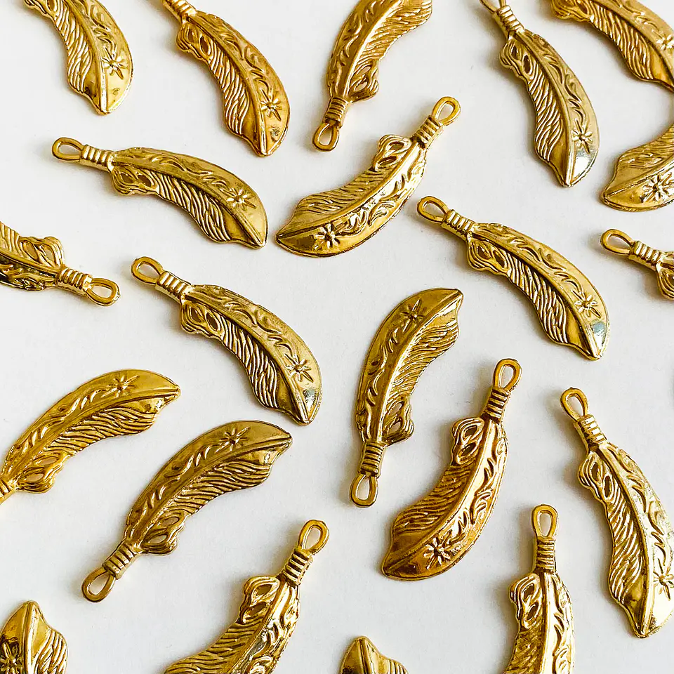 Dije Pluma Curva con Flor • Baño de Oro • 15x43 mm 1