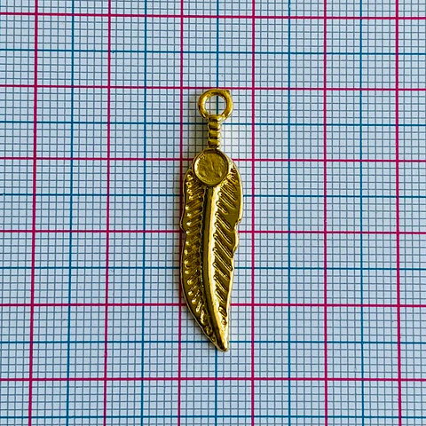 Dije Pluma delgada con Cabuchón • Baño de Oro • 8x36 mm