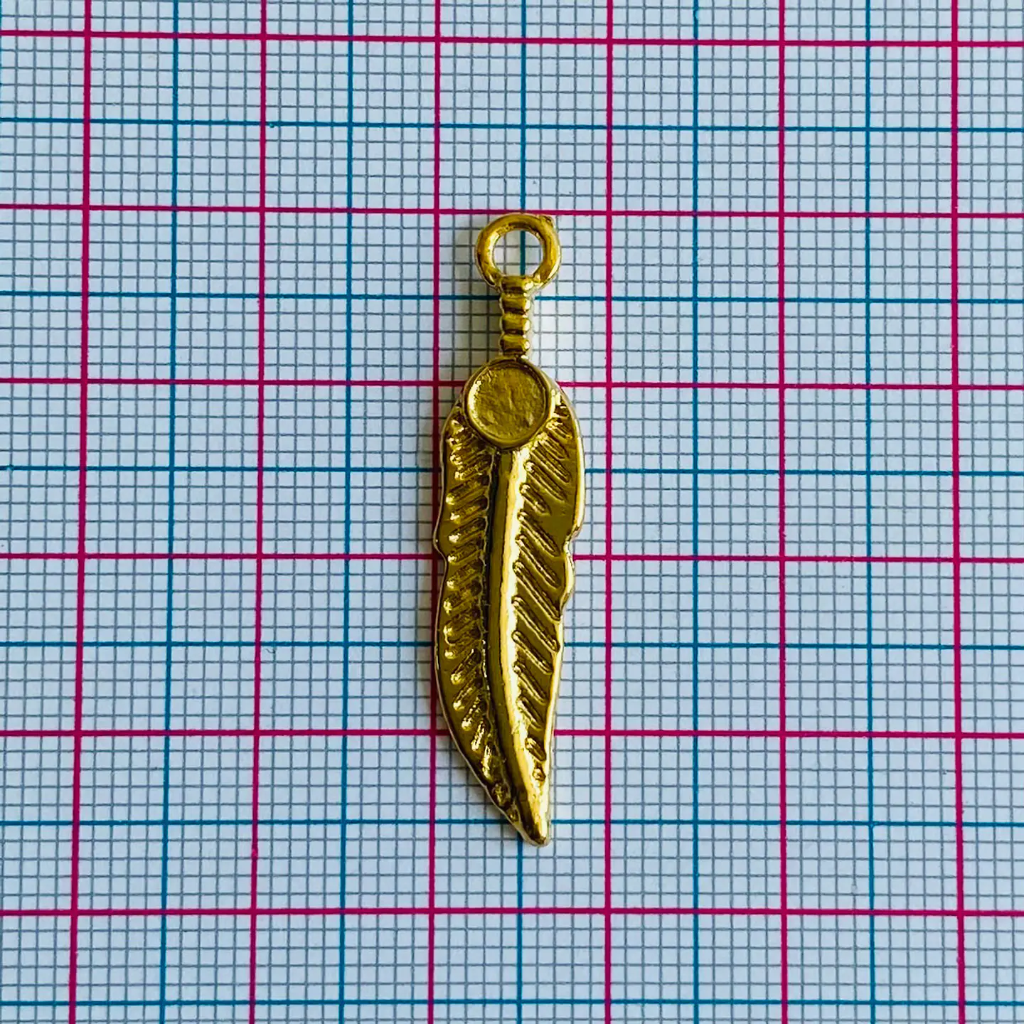Dije Pluma delgada con Cabuchón • Baño de Oro • 8x36 mm 2