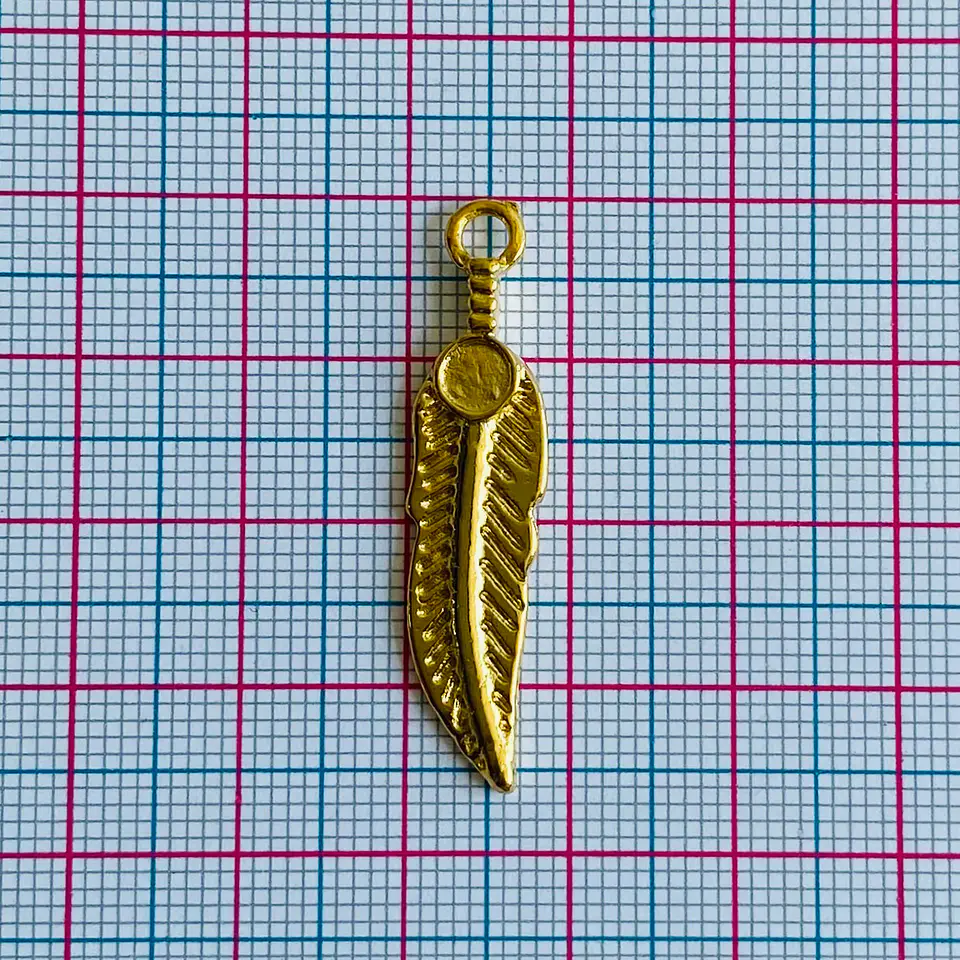 Dije Pluma delgada con Cabuchón • Baño de Oro • 8x36 mm 2