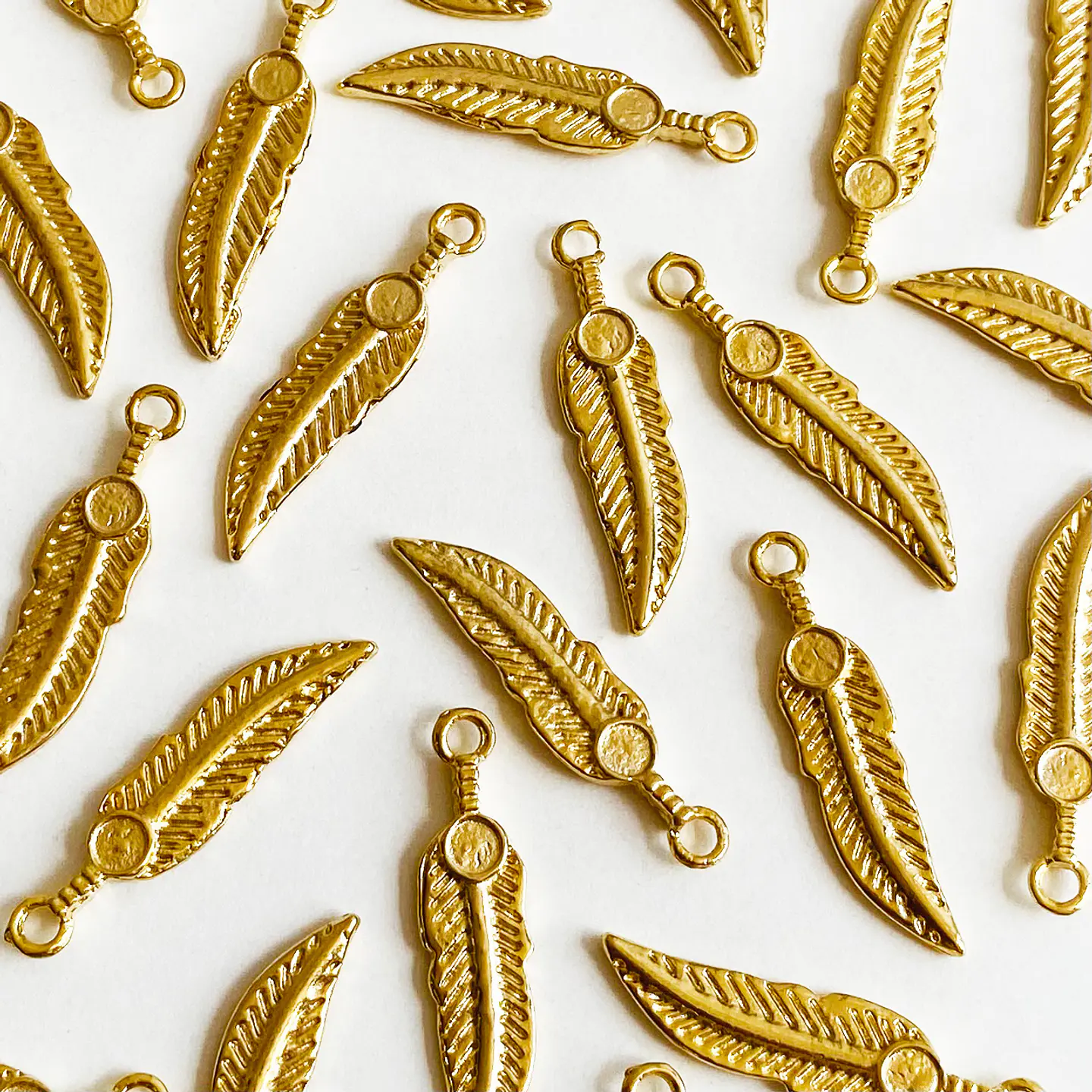 Dije Pluma delgada con Cabuchón • Baño de Oro • 8x36 mm 1