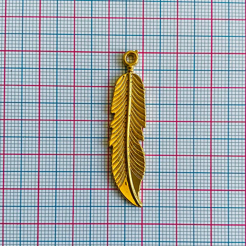 Dije Pluma Larga Estriada • Baño de Oro • 10x45 mm