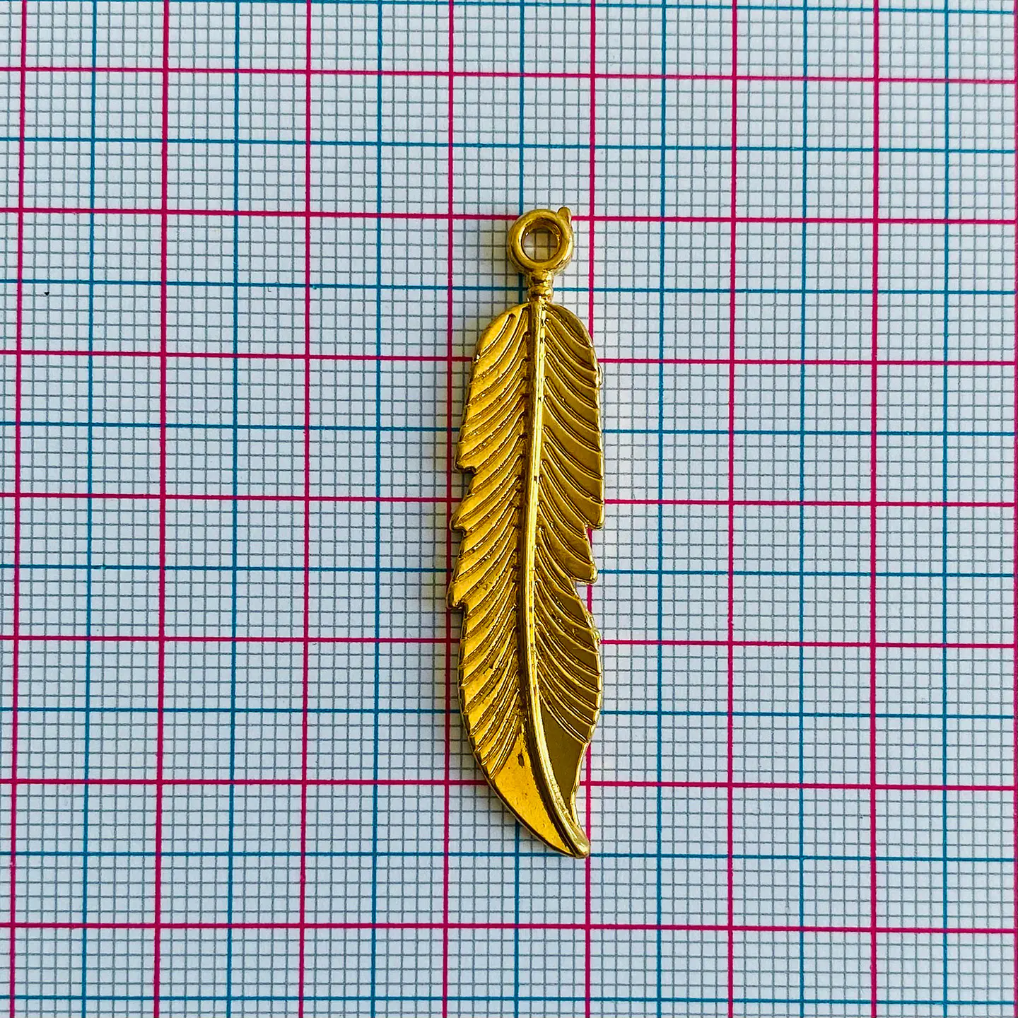 Dije Pluma Larga Estriada • Baño de Oro • 10x45 mm 2