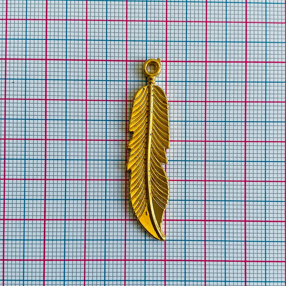 Dije Pluma Larga Estriada • Baño de Oro • 10x45 mm 2