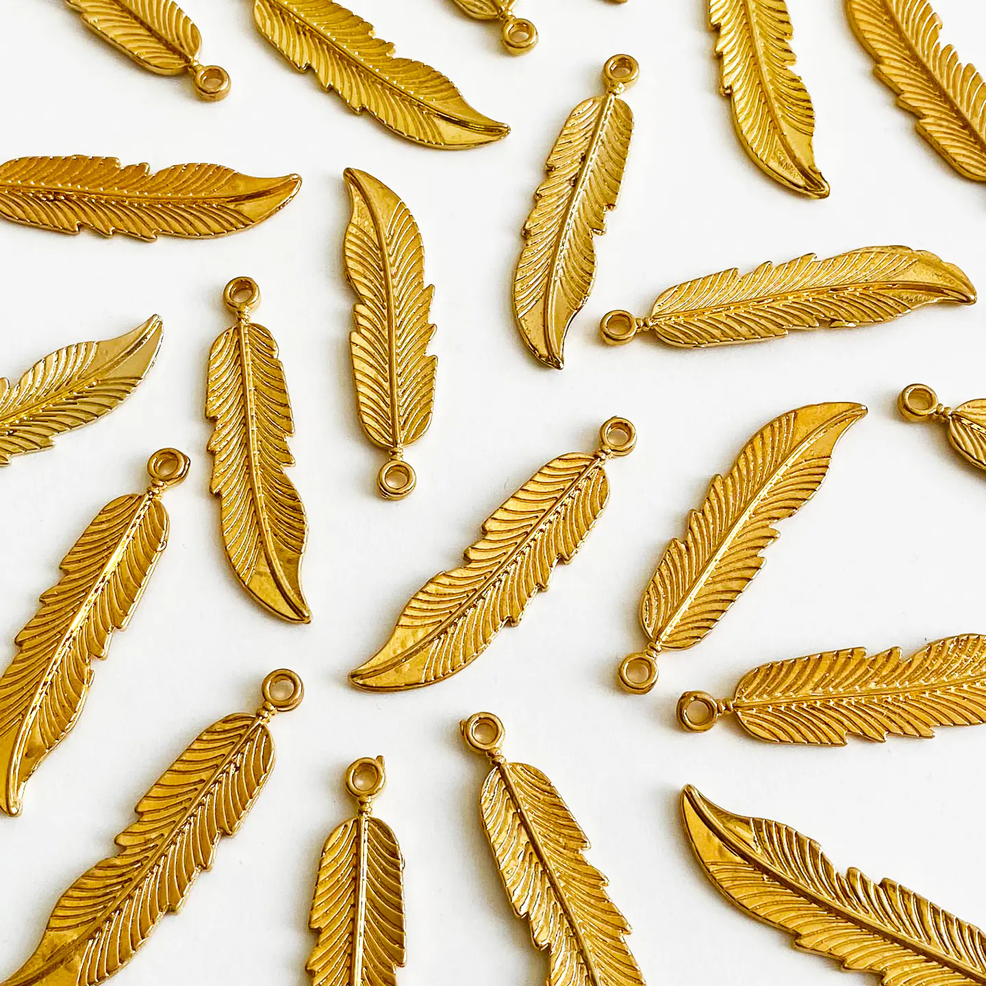 Dije Pluma Larga Estriada • Baño de Oro • 10x45 mm 1