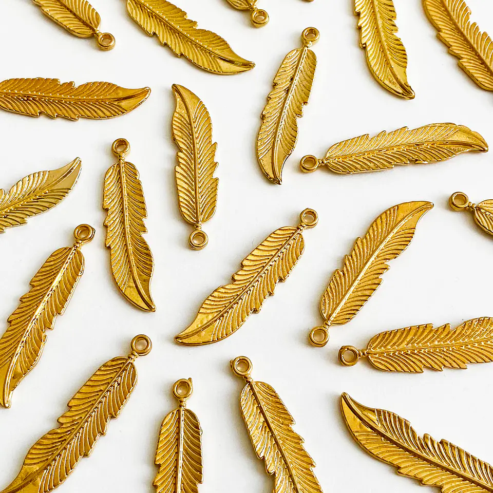 Dije Pluma Larga Estriada • Baño de Oro • 10x45 mm 1