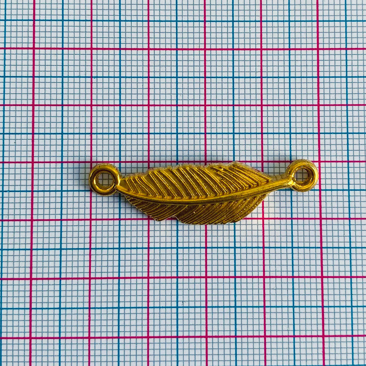 Dije Conector Pluma Horizontal • Baño de Oro • 40x10 mm 2