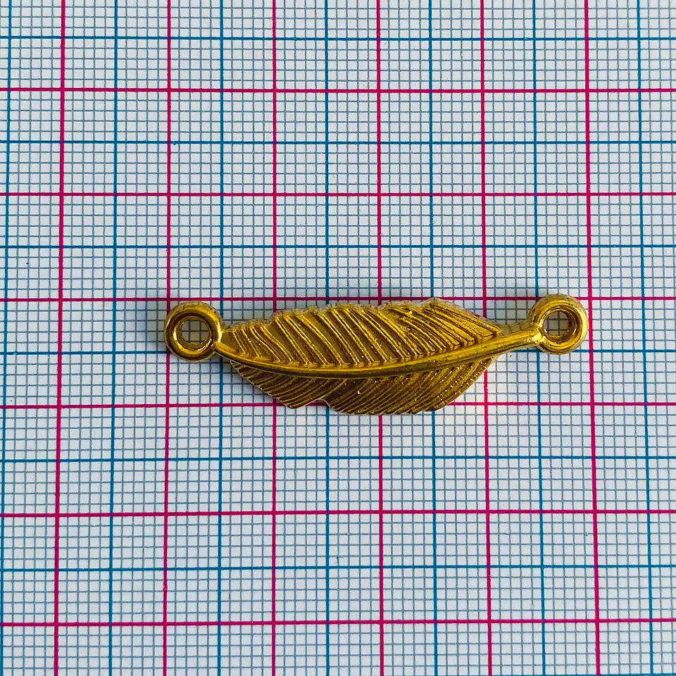 Dije Conector Pluma Horizontal • Baño de Oro • 40x10 mm 2