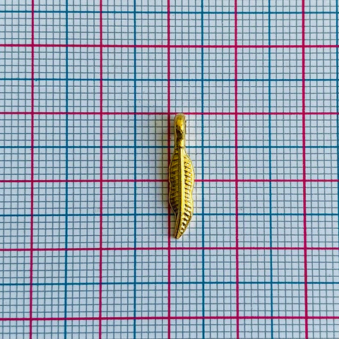 Dije Pluma Micro • Baño de Oro • 4x18 mm
