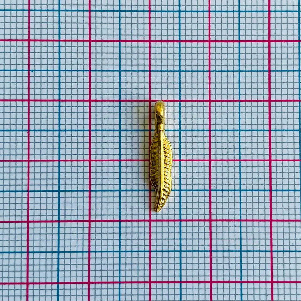 Dije Pluma Micro • Baño de Oro • 4x18 mm 2