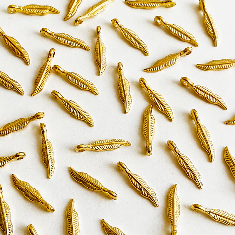Dije Pluma Micro • Baño de Oro • 4x18 mm