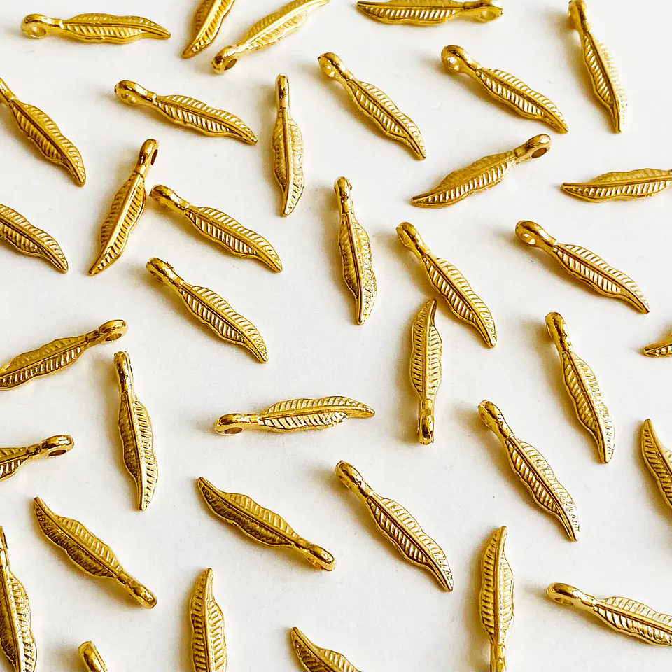 Dije Pluma Micro • Baño de Oro • 4x18 mm 1