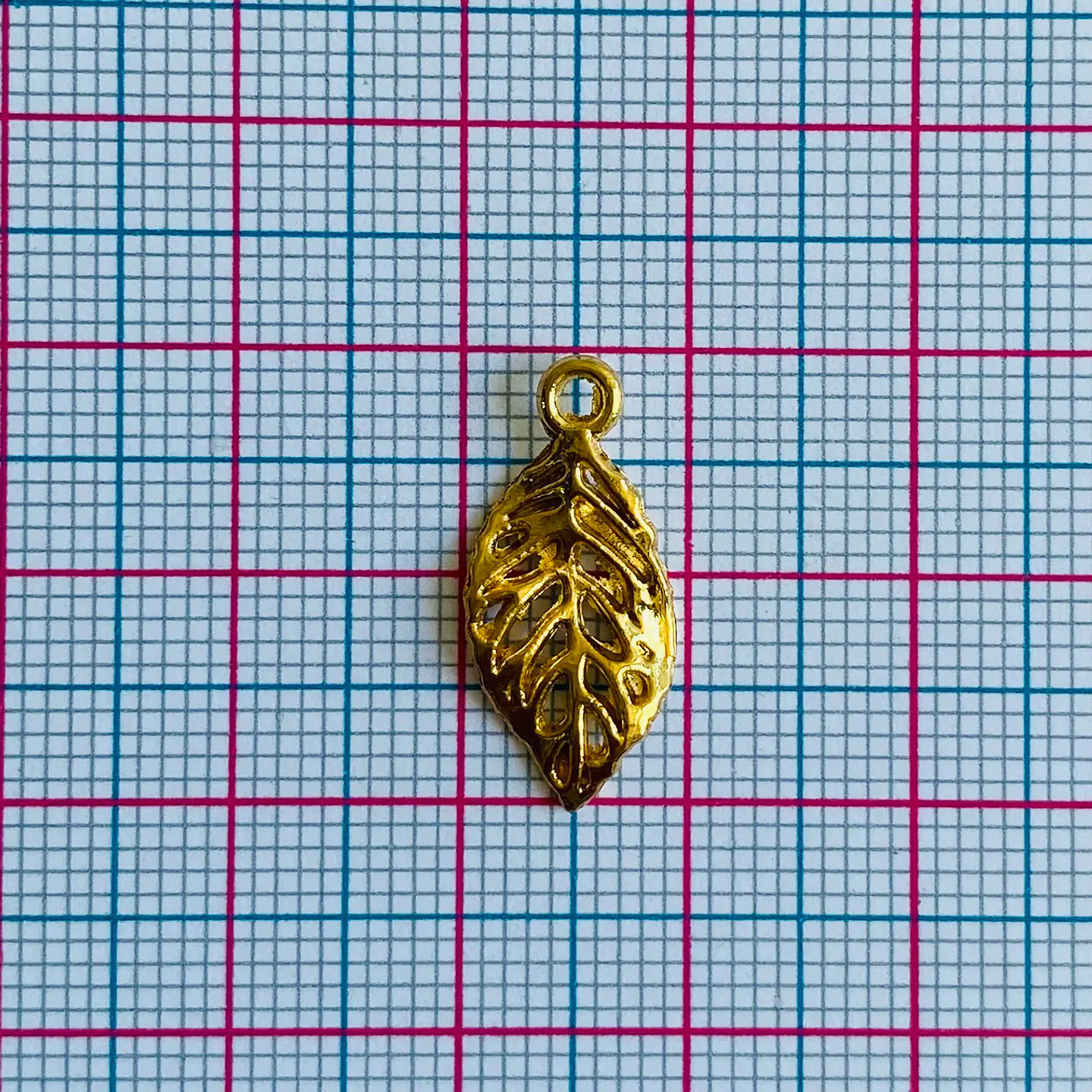 Dije Hoja Calada • Baño de Oro • 10x20 mm      2