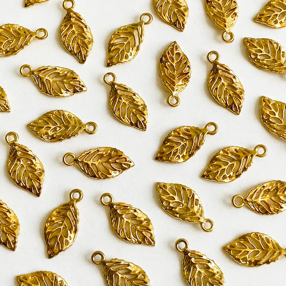 Dije Hoja Calada • Baño de Oro • 10x20 mm      1
