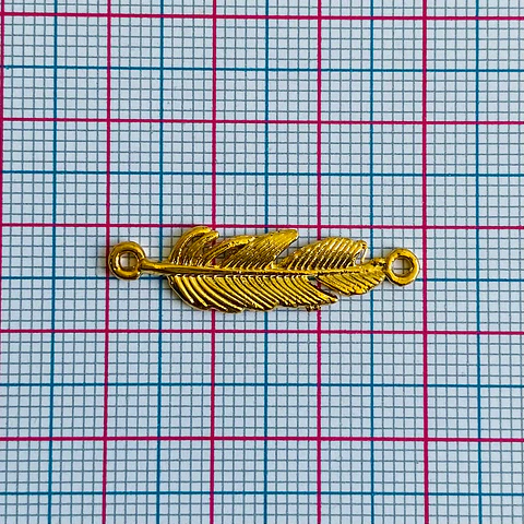 Dije Conector Pluma Horizontal • Baño de Oro • 30x8 mm