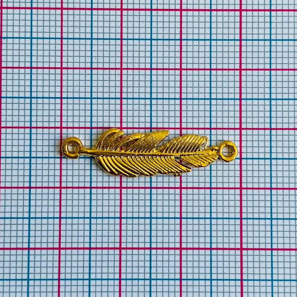 Dije Conector Pluma Horizontal • Baño de Oro • 30x8 mm 2