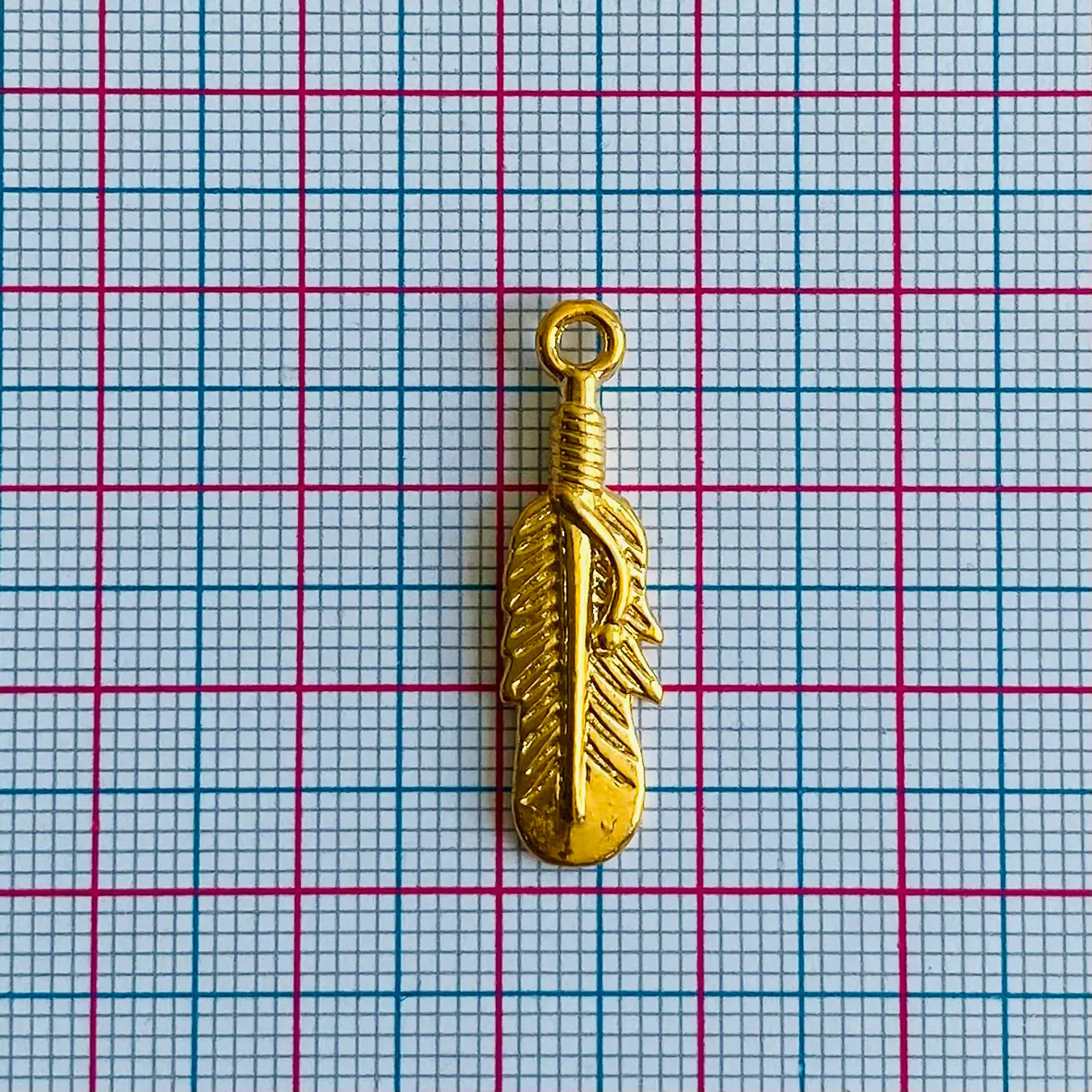Dije Pluma con Hilo Atado • Baño de Oro • 8x28 mm 2