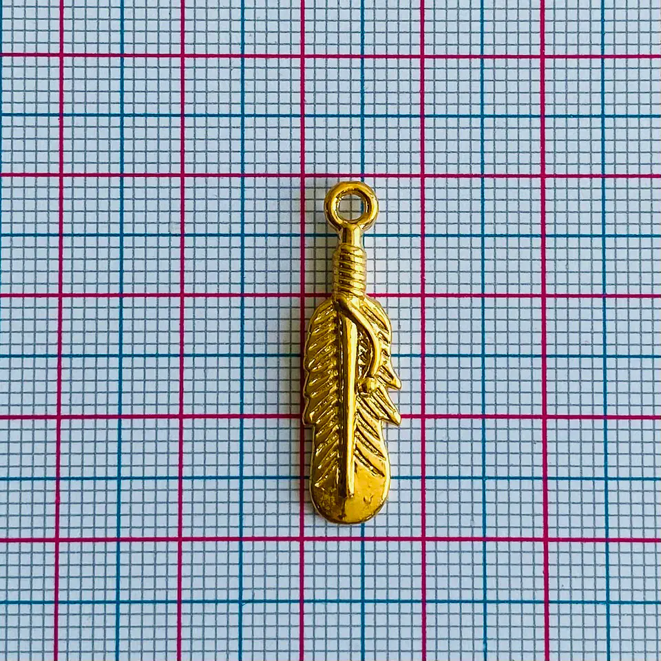 Dije Pluma con Hilo Atado • Baño de Oro • 8x28 mm 2