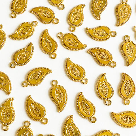 Dije Hoja Curva Pez • Baño de Oro • 9x18 mm
