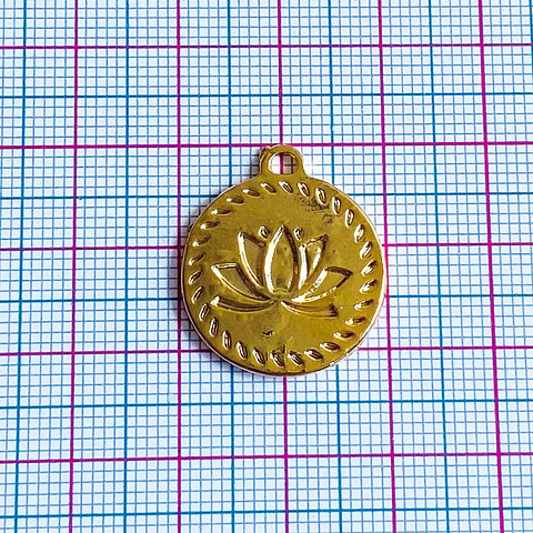 Dije Medalla Flor de Loto • Baño de Oro • 20x23 mm