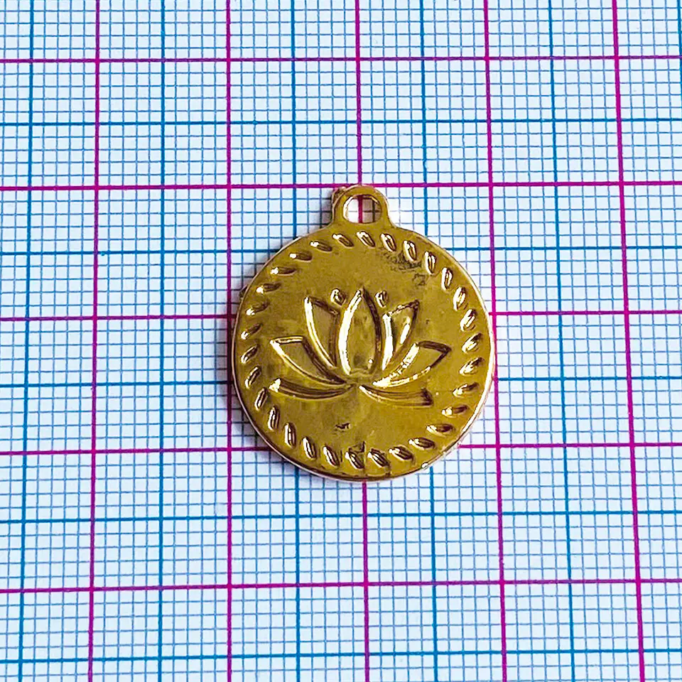 Dije Medalla Flor de Loto • Baño de Oro • 20x23 mm 2