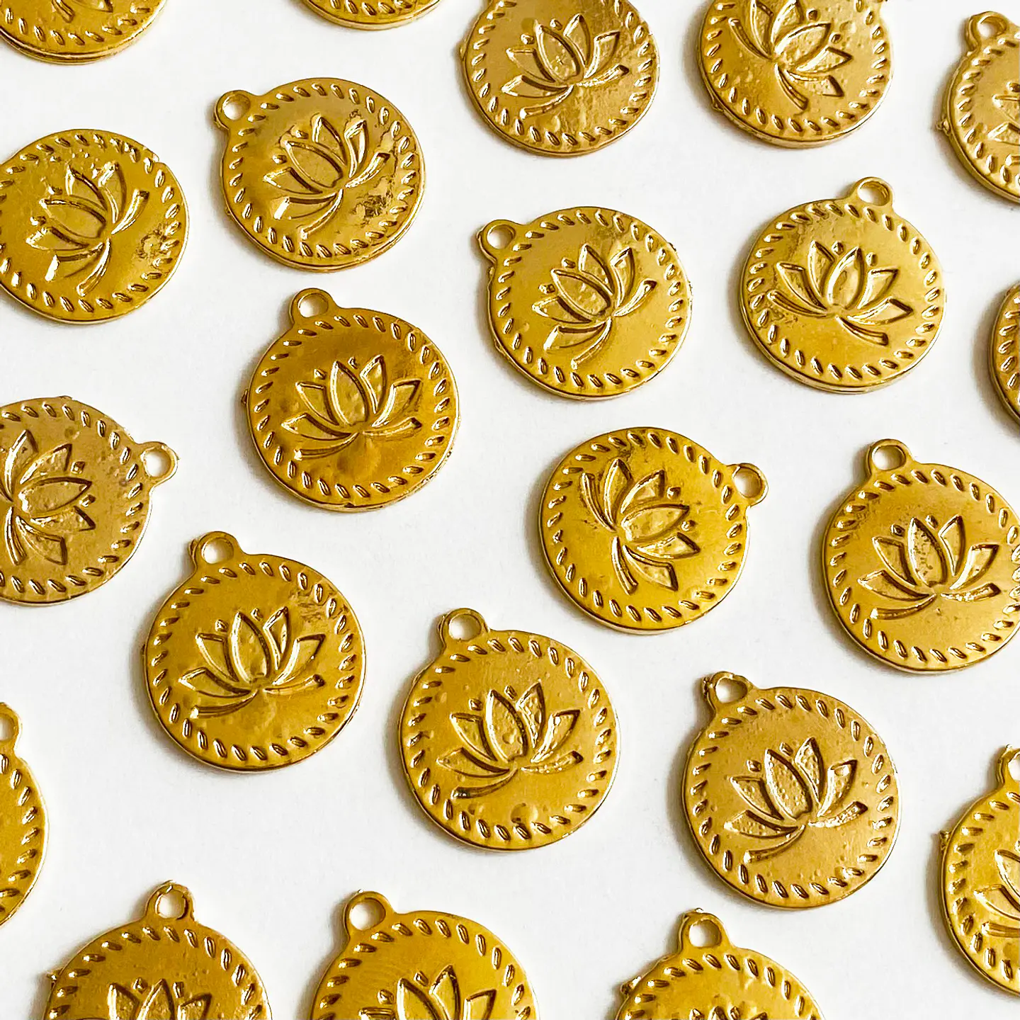 Dije Medalla Flor de Loto • Baño de Oro • 20x23 mm 1