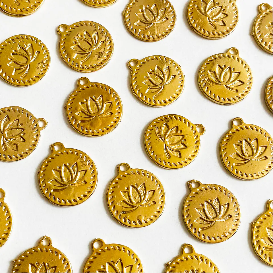 Dije Medalla Flor de Loto • Baño de Oro • 20x23 mm 1