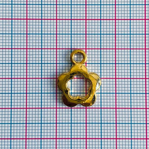 Dije Flor Silueta Calada • Baño de Oro • 15x20 mm