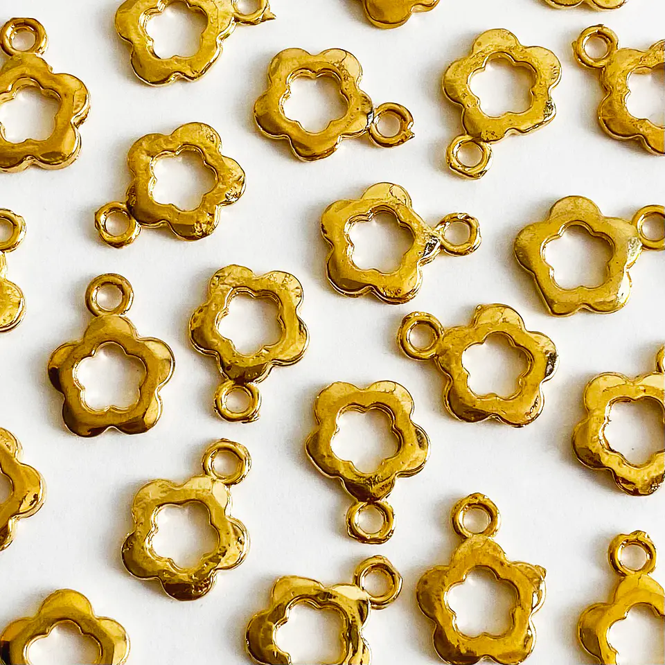Dije Flor Silueta Calada • Baño de Oro • 15x20 mm 1