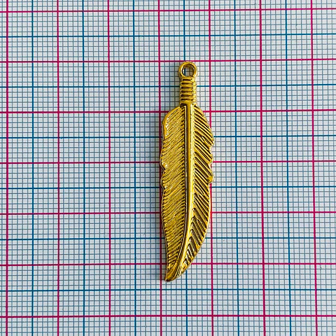 Dije Pluma Texturizada • Baño de Oro • 10x44 mm