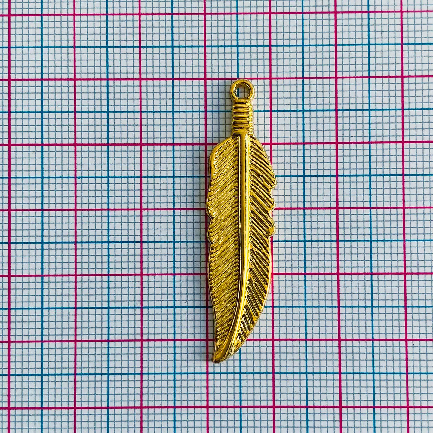 Dije Pluma Texturizada • Baño de Oro • 10x44 mm 2
