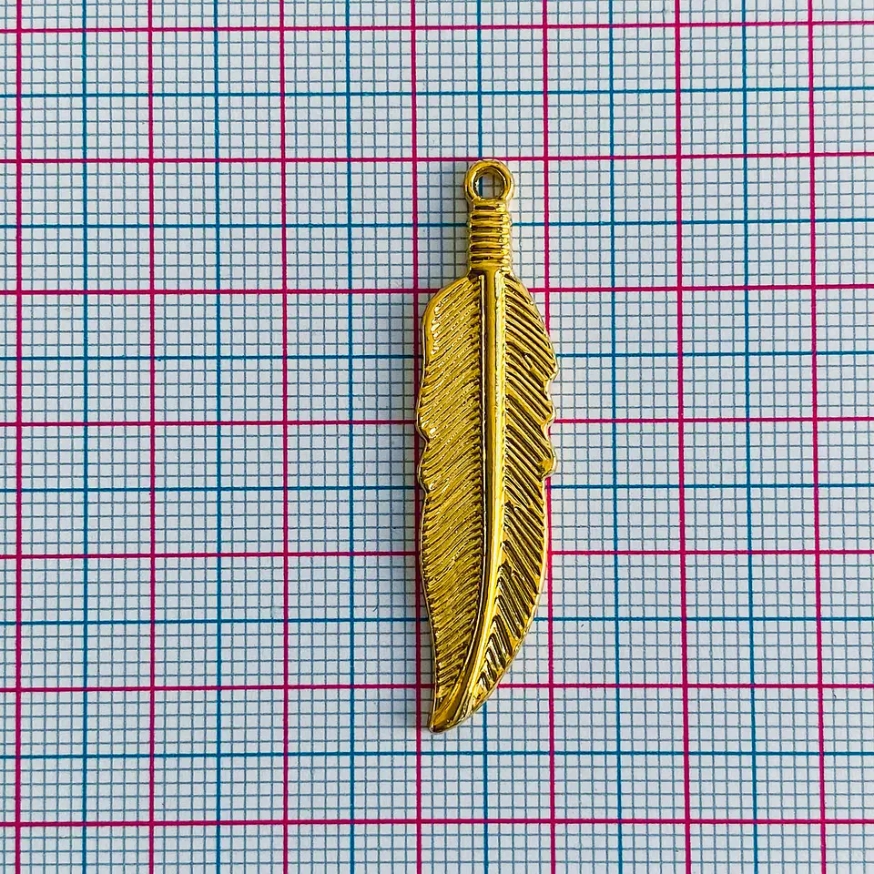 Dije Pluma Texturizada • Baño de Oro • 10x44 mm 2