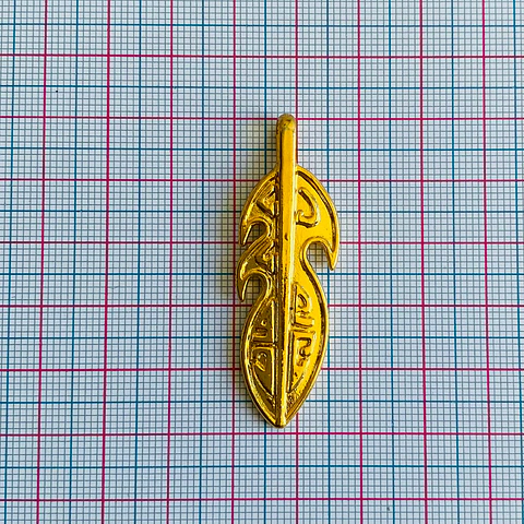 Dije Pluma Estilizada • Baño de Oro • 16x50 mm