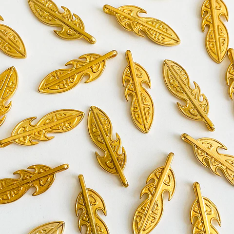 Dije Pluma Estilizada • Baño de Oro • 16x50 mm