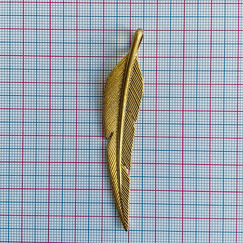 Dije Pluma Grande Texturizada • Baño de • 15x75 mm