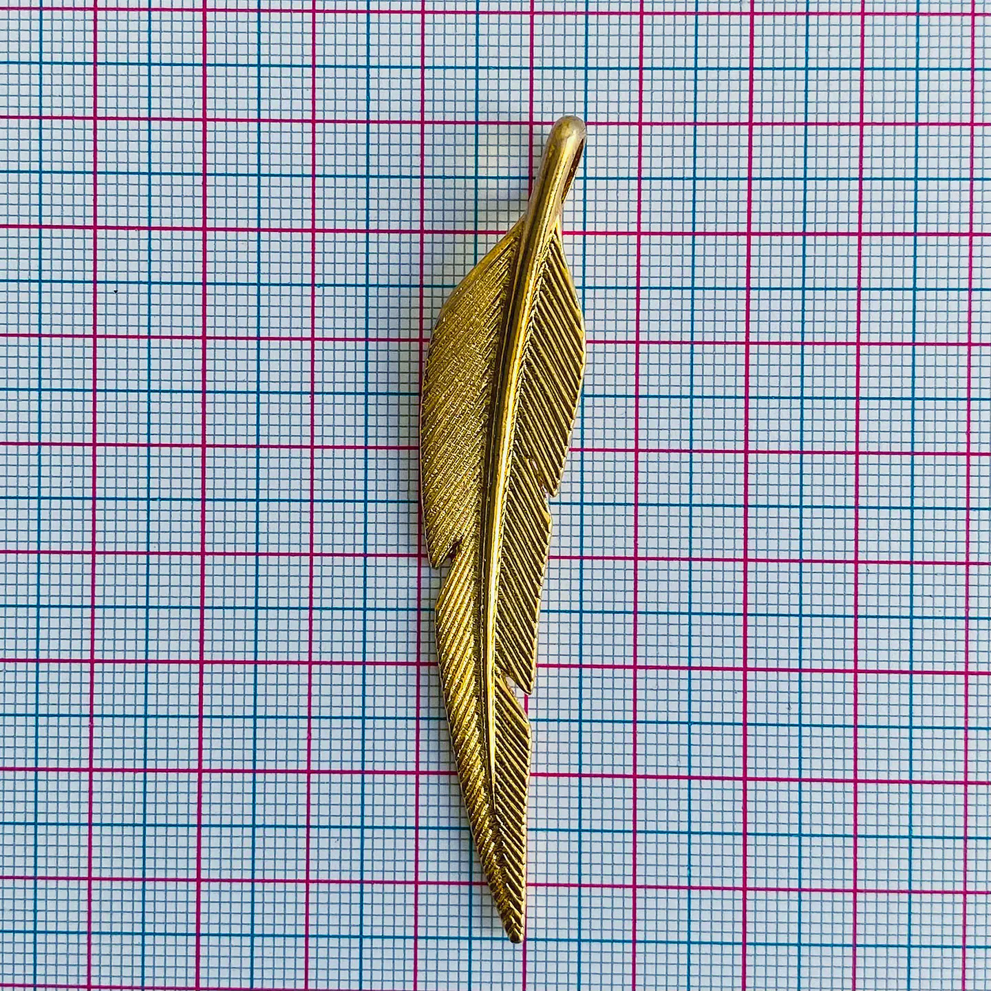 Dije Pluma Grande Texturizada • Baño de • 15x75 mm 2