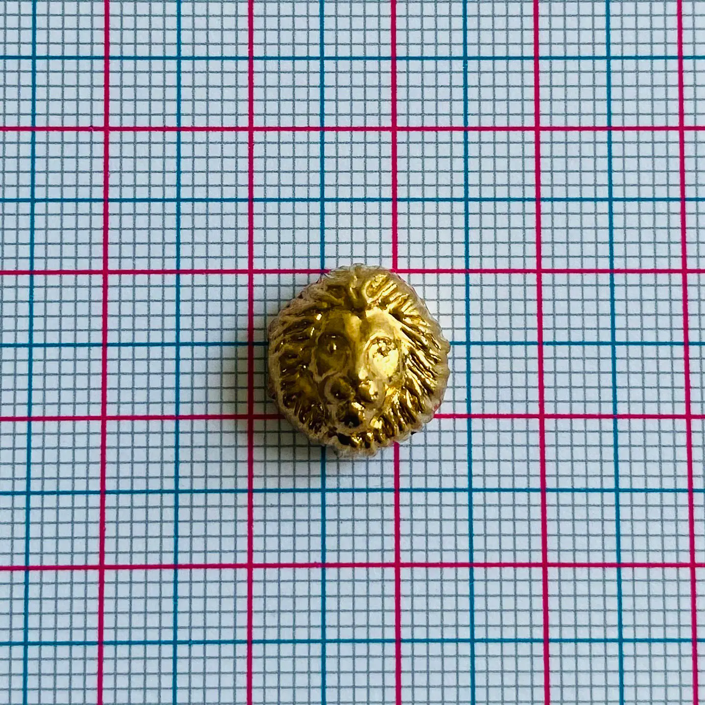 Dije Cabeza de León Texturizada • Baño de Oro • 12x12 mm 2