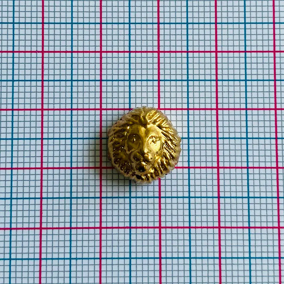 Dije Cabeza de León Texturizada • Baño de Oro • 12x12 mm 2