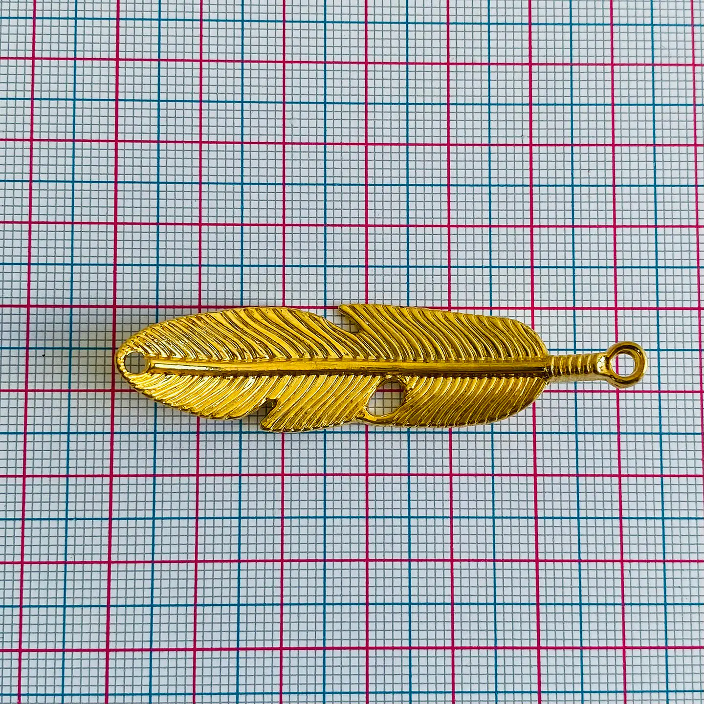 Dije Conector Pluma Horizontal • Baño de Oro • 60x15 mm 2