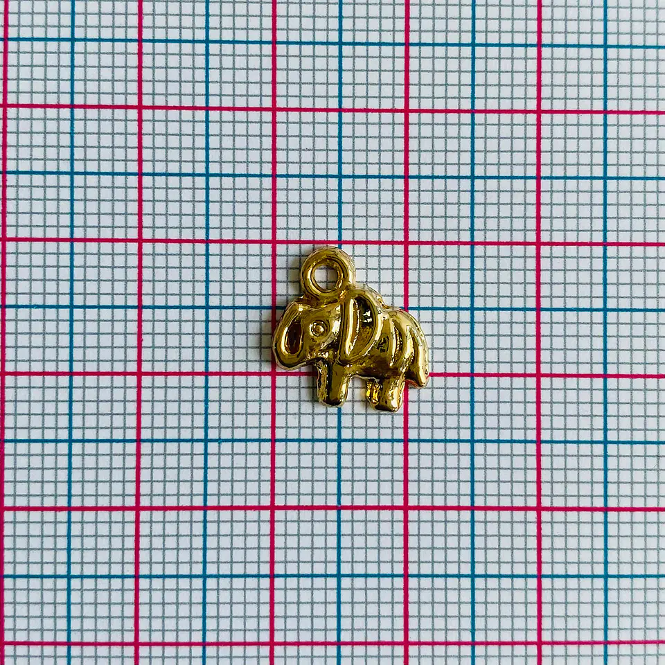 Dije Elefante Trompa Arriba • Baño de Oro • 12x13 mm 2