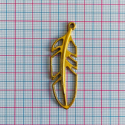 Dije Pluma Calada Vertical • Baño de Oro • 15x50 mm
