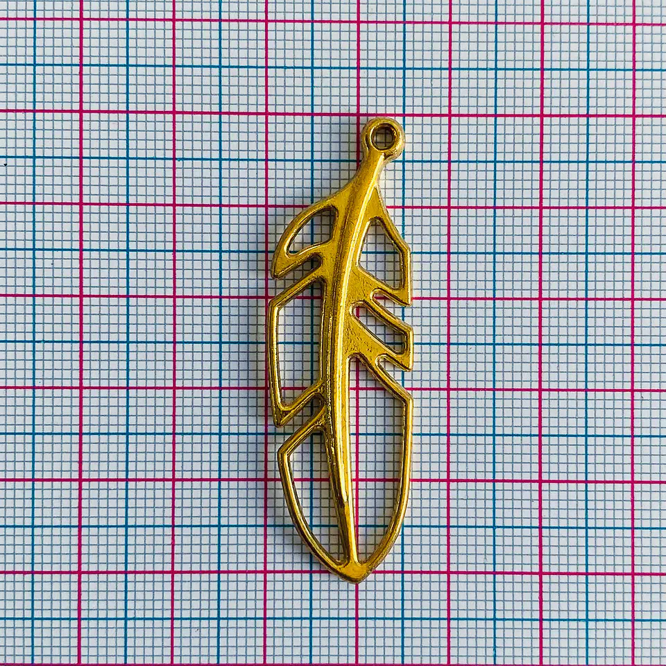 Dije Pluma Calada Vertical • Baño de Oro • 15x50 mm 2