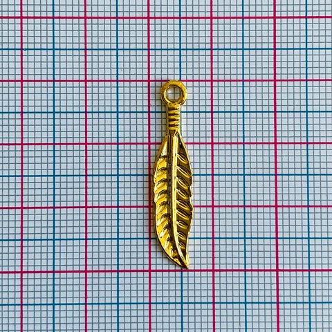 Dije Pluma Estilizada • Baño de Oro • 7x30 mm